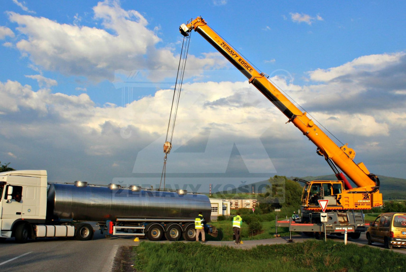 BY CRANE OPERATORS  BY CRANE OPERATORS