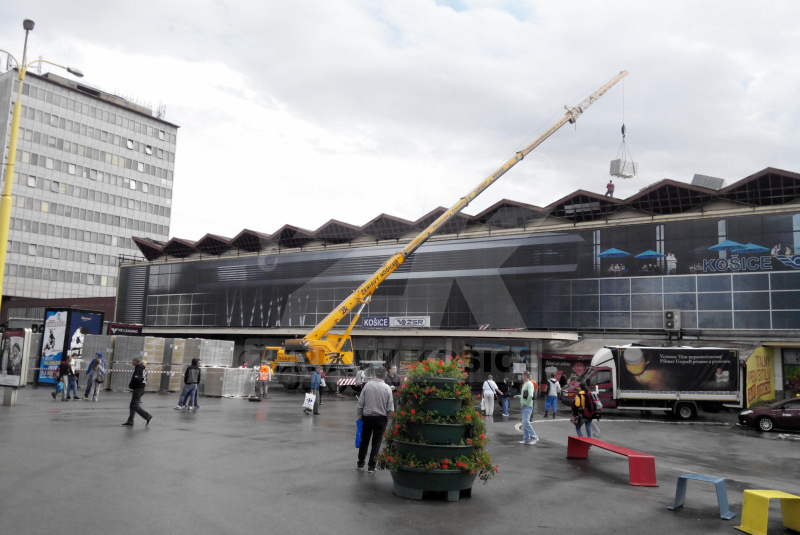 BY CRANE OPERATORS  BY CRANE OPERATORS