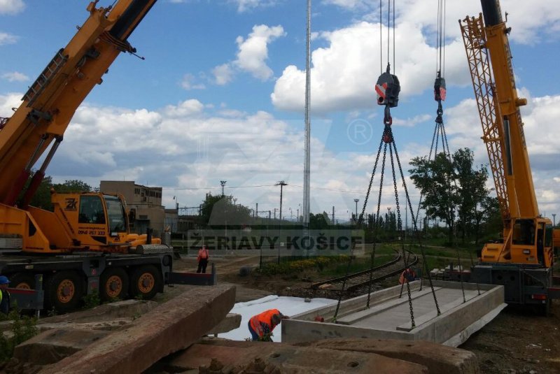 BY CRANE OPERATORS  BY CRANE OPERATORS