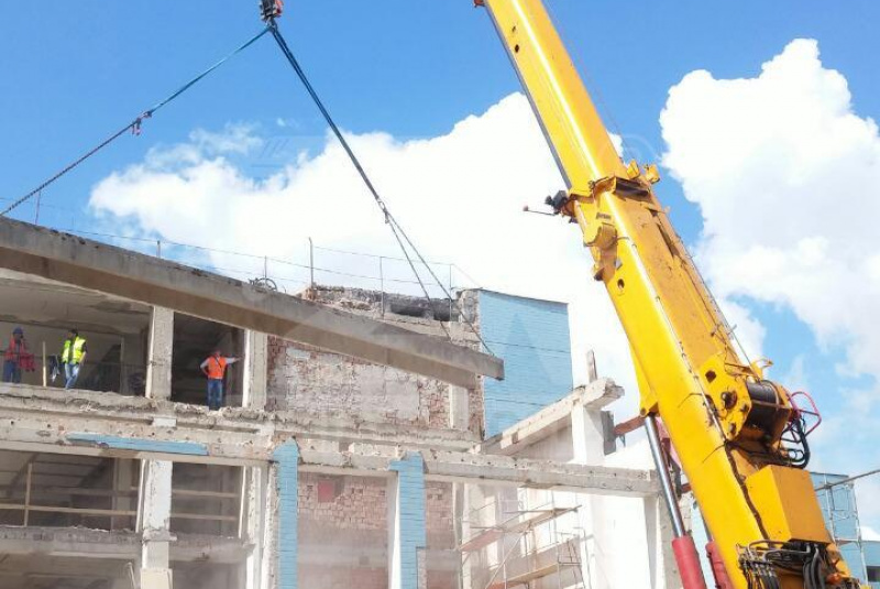 BY CRANE OPERATORS  BY CRANE OPERATORS