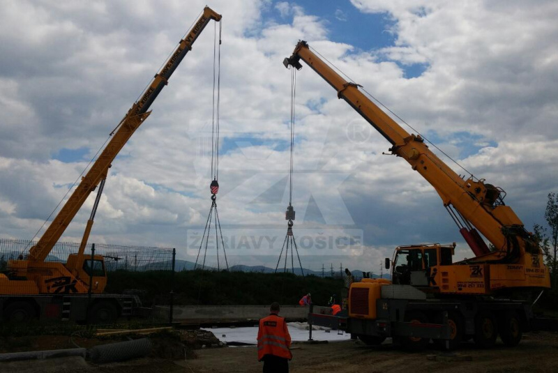 BY CRANE OPERATORS  BY CRANE OPERATORS